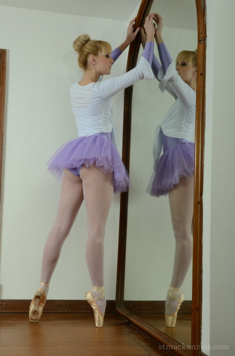 Schoolgirl, ballett-lehrerin-mit-kleinen-titten_005