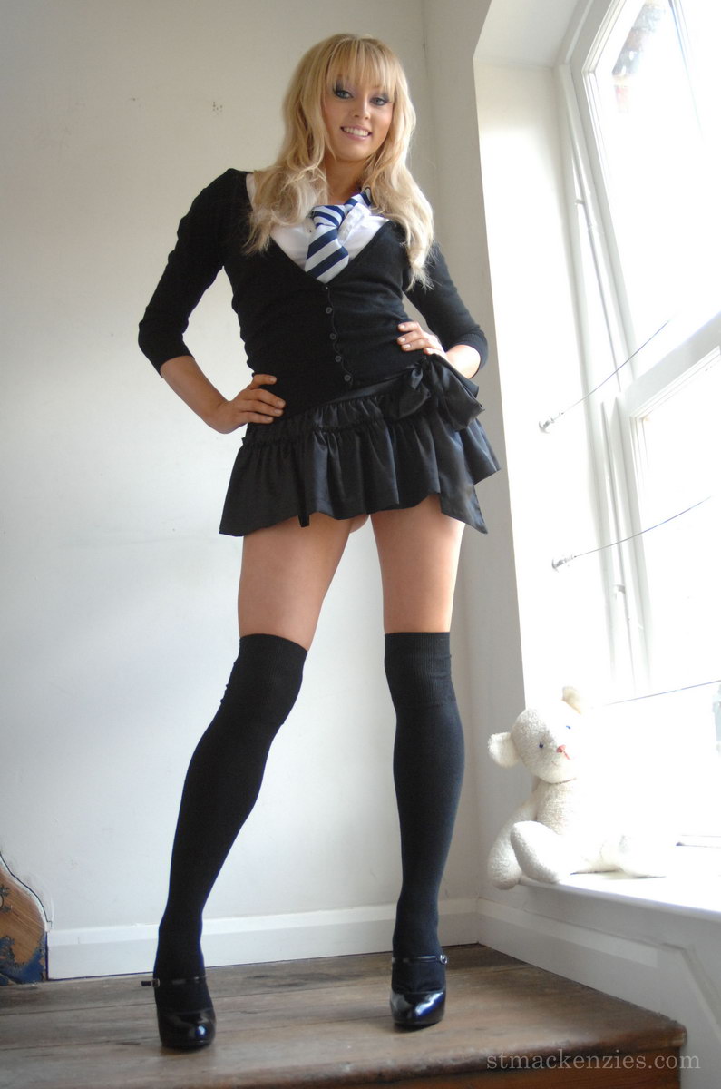 Schoolgirl, blonde-secretary-shortskirts-001